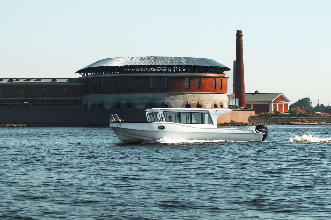 Форт Александр (Чумной) в Кронштадте с воды и катер с туристами
