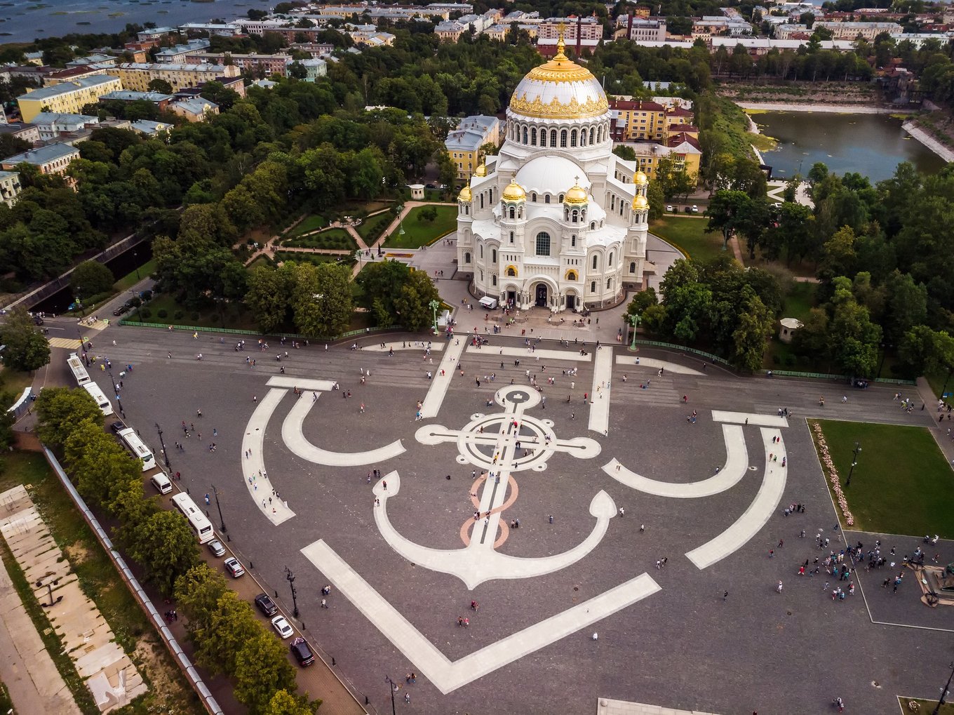 Якорная площадь Кронштадта с якорным символом и Морским Никольским собором