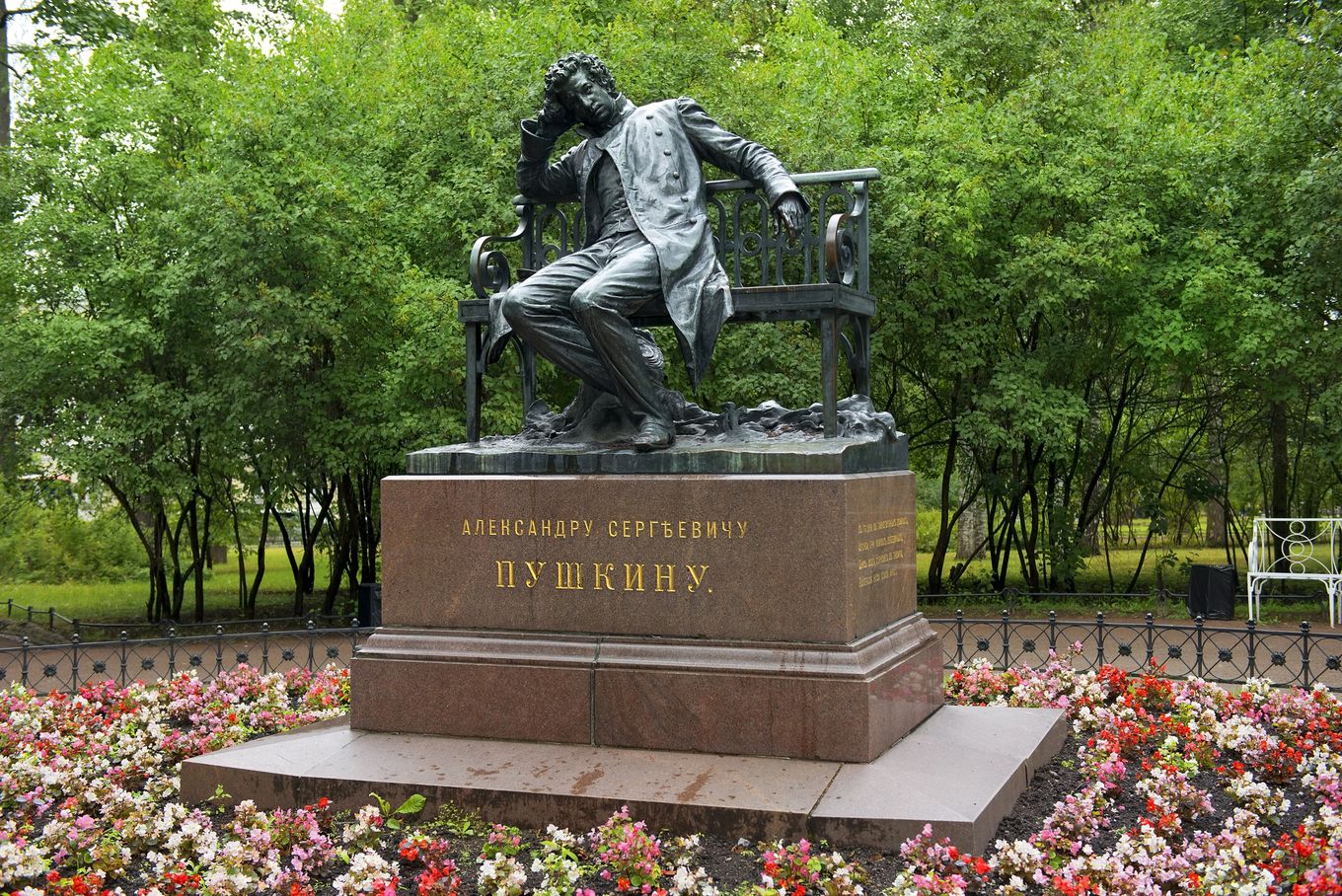 Памятник Пушкину в Лицейском саду Царского Села