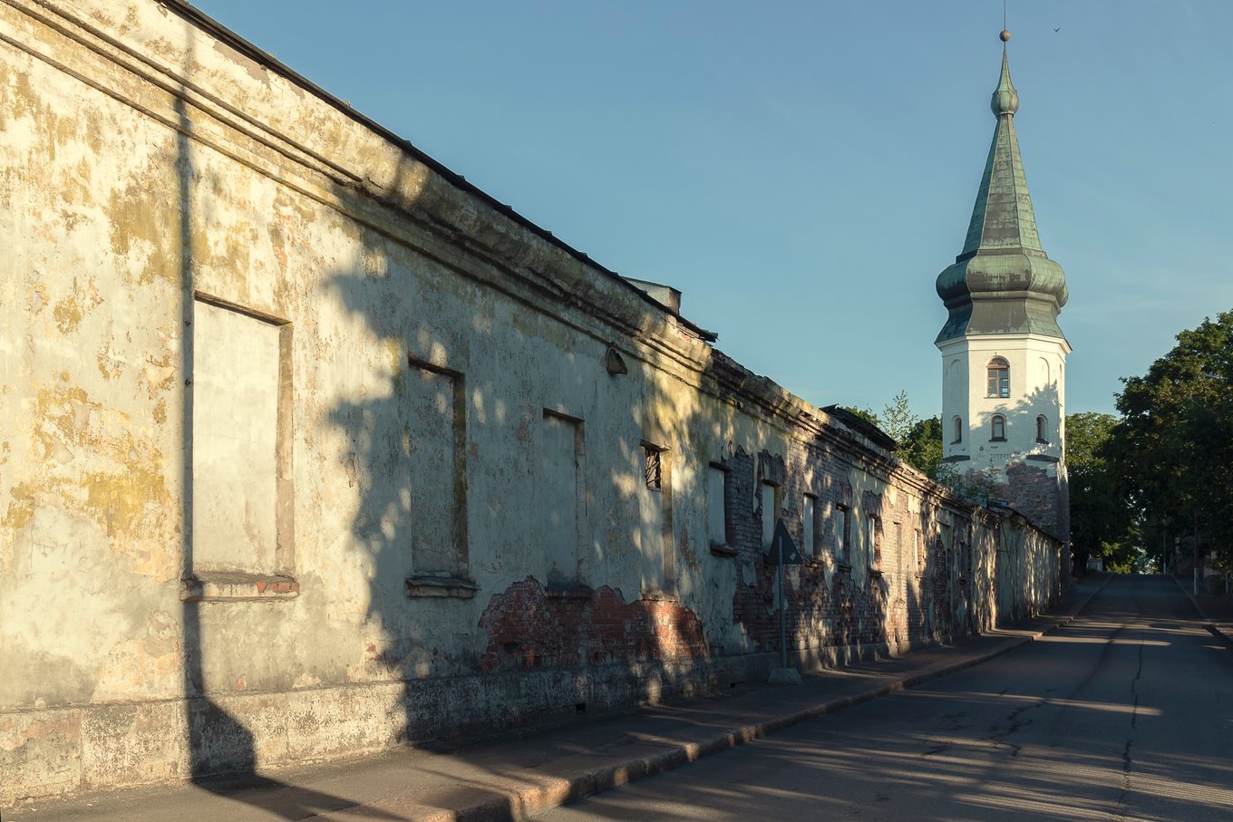 Старая улица Выборга с Часовой башней и исторической застройкой